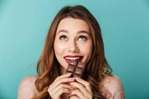 Frau isst Schokolade